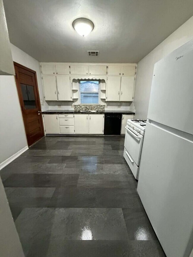 Building Photo - 1216 N 6th St