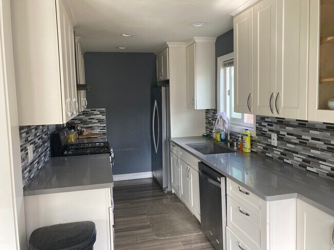 Building Photo - 1822 Eisenhower Dr