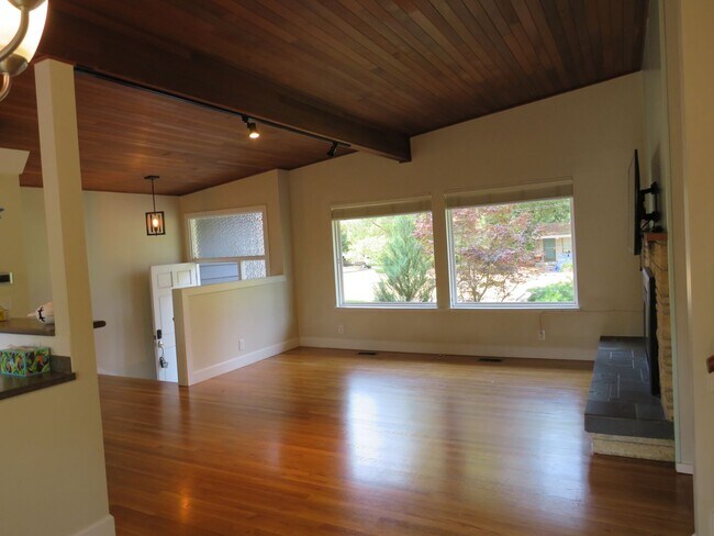 Building Photo - Bellevue Robinswood Mid Century 4bed/3bath Tri-Level $3800.00