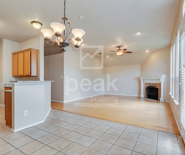 Building Photo - $2600! Beautiful 3 Bed, 2 Bath home in desirable PLANO! Tour Now!