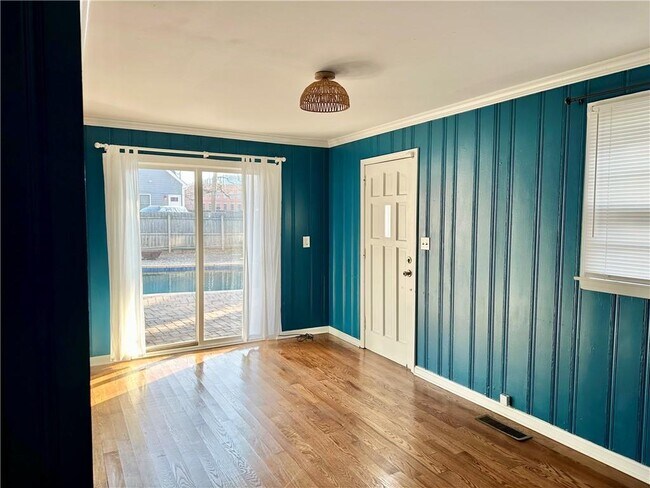 Building Photo - 1596 Mercer Ave