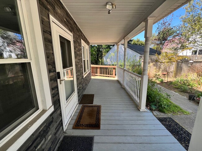 Building Photo - Terrific 3 Bed/1 Bath Colonial in Glen Cove!
