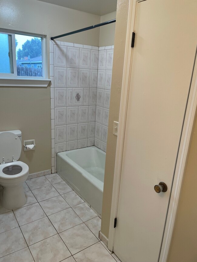 Building Photo - 1333 Woodside Dr