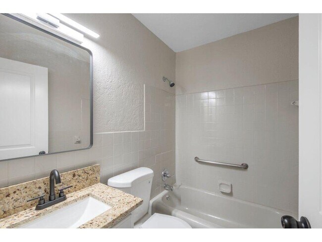 Building Photo - Beautiful remodeled 2 Bed Apartment in Mou...