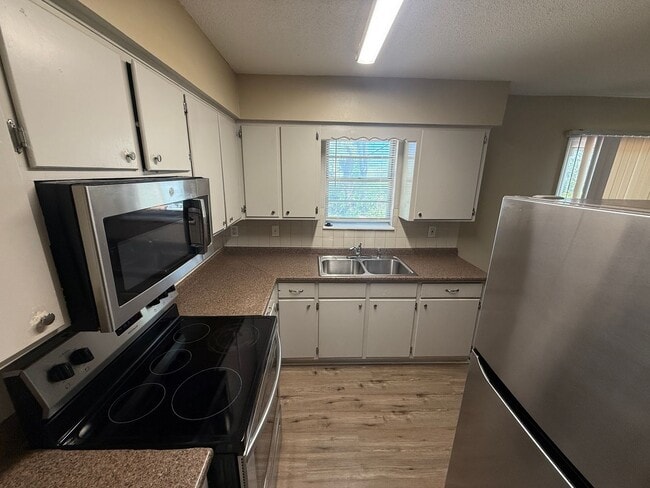 Building Photo - 3 BR/1BA | Newly Renovated Single Family Home| Gated backyard