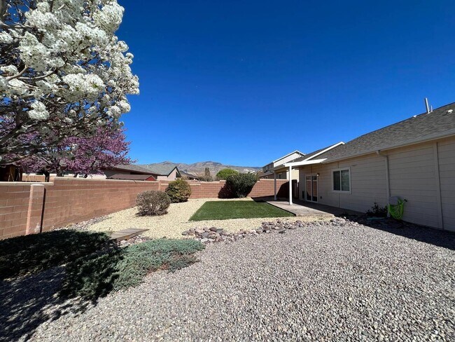Building Photo - 3 Bed 2 Bath Fully Furnished Home - Pet Fr...