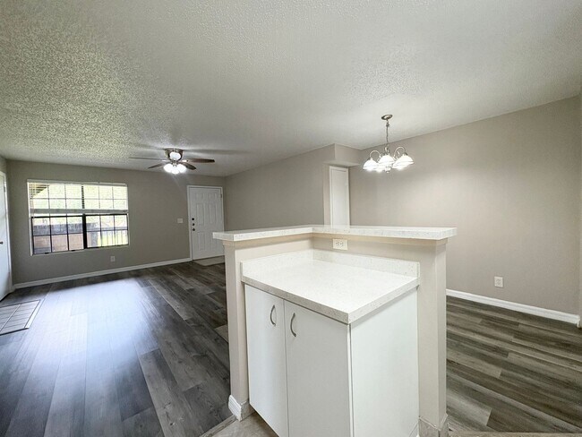 Building Photo - 1/1 Condo in Gated Lakefront Community of Altamonte Springs!
