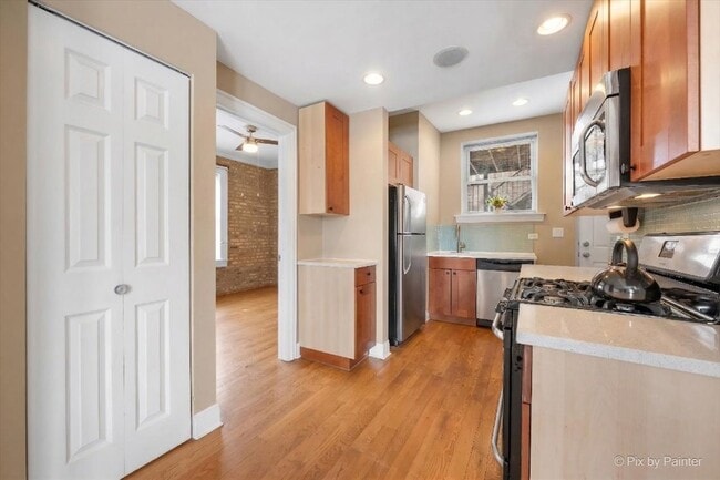 Building Photo - 6146 N Ravenswood Ave