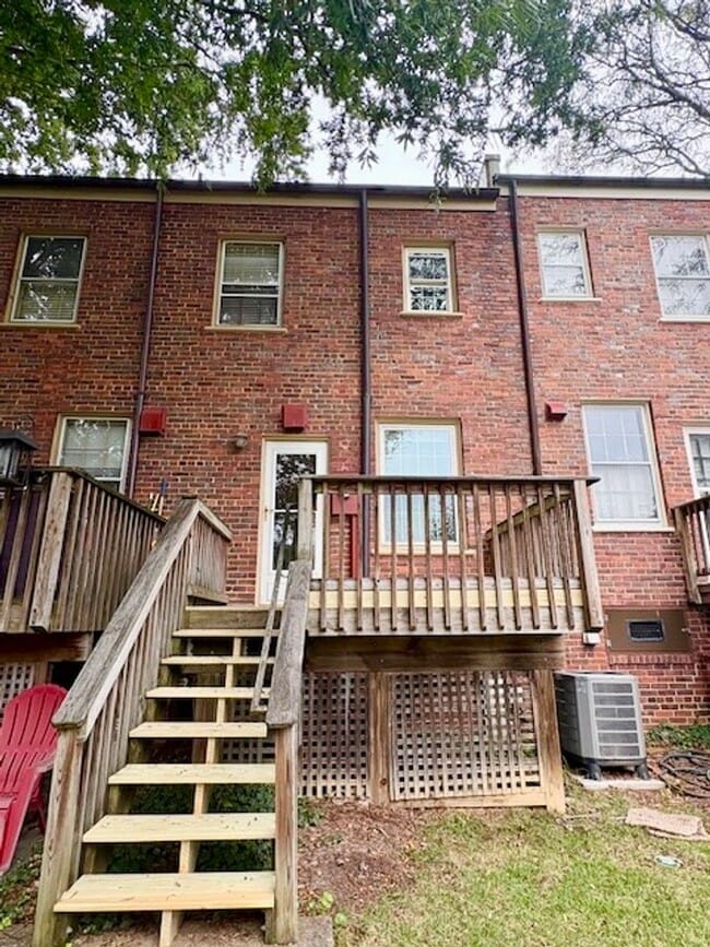 Building Photo - Updated 1BR/1BA 2-level TH in great location