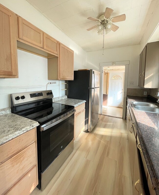 Building Photo - Updated 2-Bed, 1-Bath House