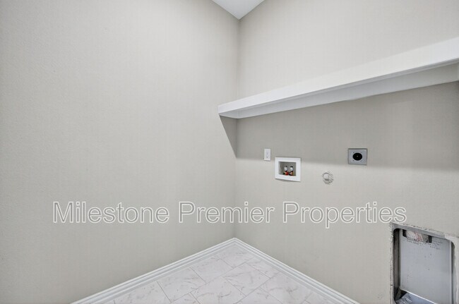 Building Photo - 2813 Peony Dr