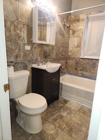 Building Photo - 8711 S Kingston Ave