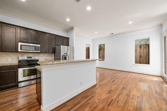 Building Photo - 2743 Sherwin St