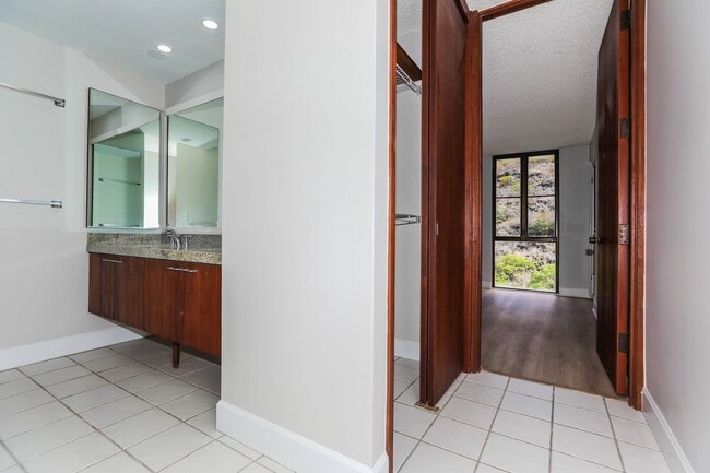 Building Photo - Naniwa Gardens - 1 bdrm/1 bath/1 covered p...