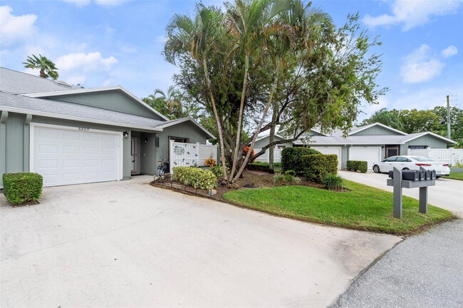 Building Photo - 6809 SE Yorktown Dr