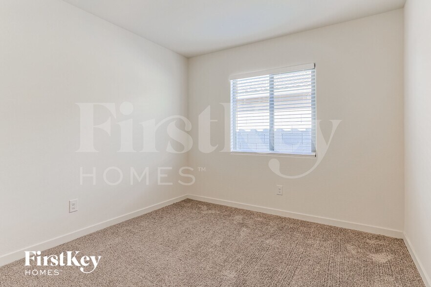 Building Photo - 1032 W 20th St