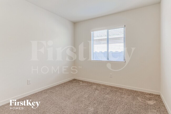 Building Photo - 1032 W 20th St