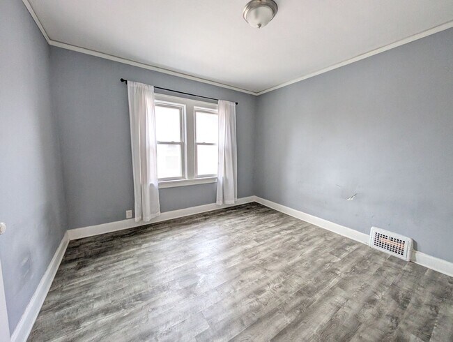 Building Photo - 2184 Wascana Ave