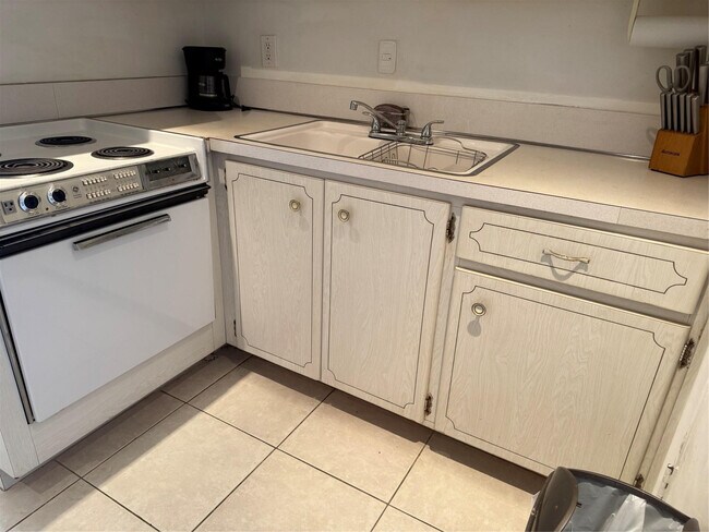 Building Photo - 412 S Cypress Rd