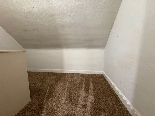 Building Photo - Charming 2 Bedroom Upstairs Unit in the He...