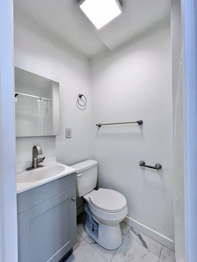 Building Photo - Beautiful 1 BR w/ in unit WASHER / DRYER and private basement! *Available Now*