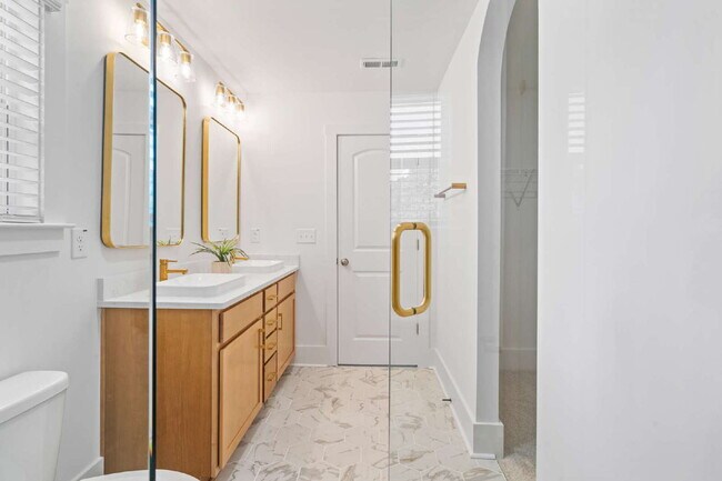 Building Photo - Experience Modern Comfort: Spacious 4-Bedr...