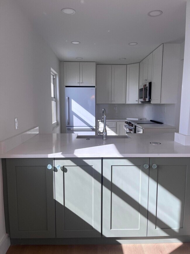 Building Photo - 1069 Hillsboro Mile