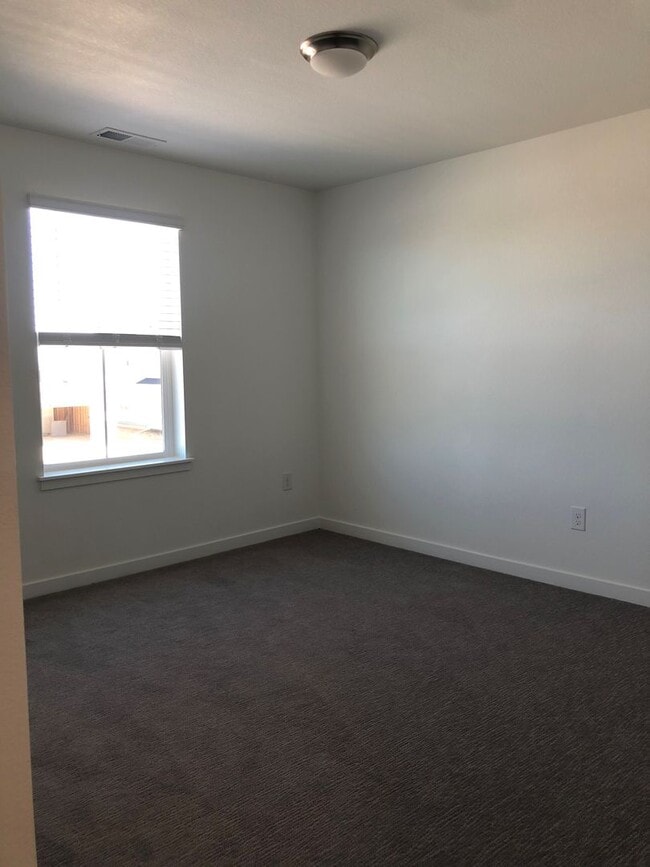 Building Photo - Beautiful Home in Frederick with Solar Panels!