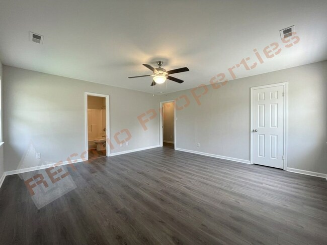 Building Photo - 601 Larchwood Dr