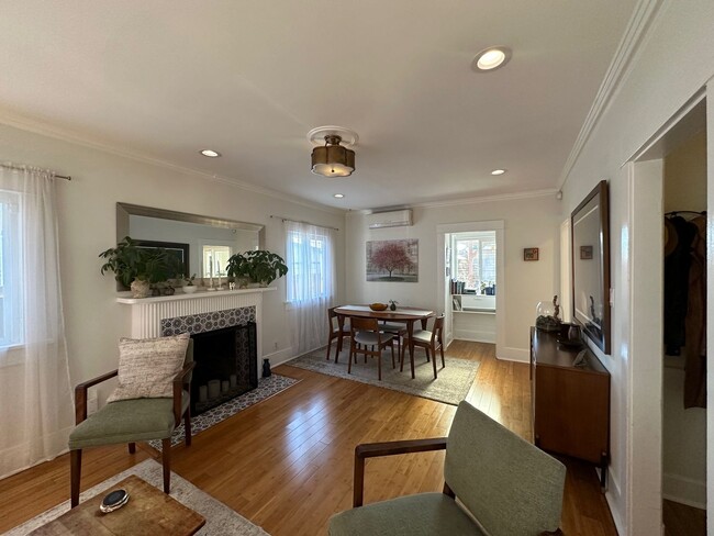 Building Photo - Secluded 2+1 close to Paramount Studios, H...