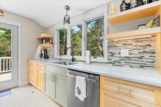 Building Photo - 710 Lighthouse Ave