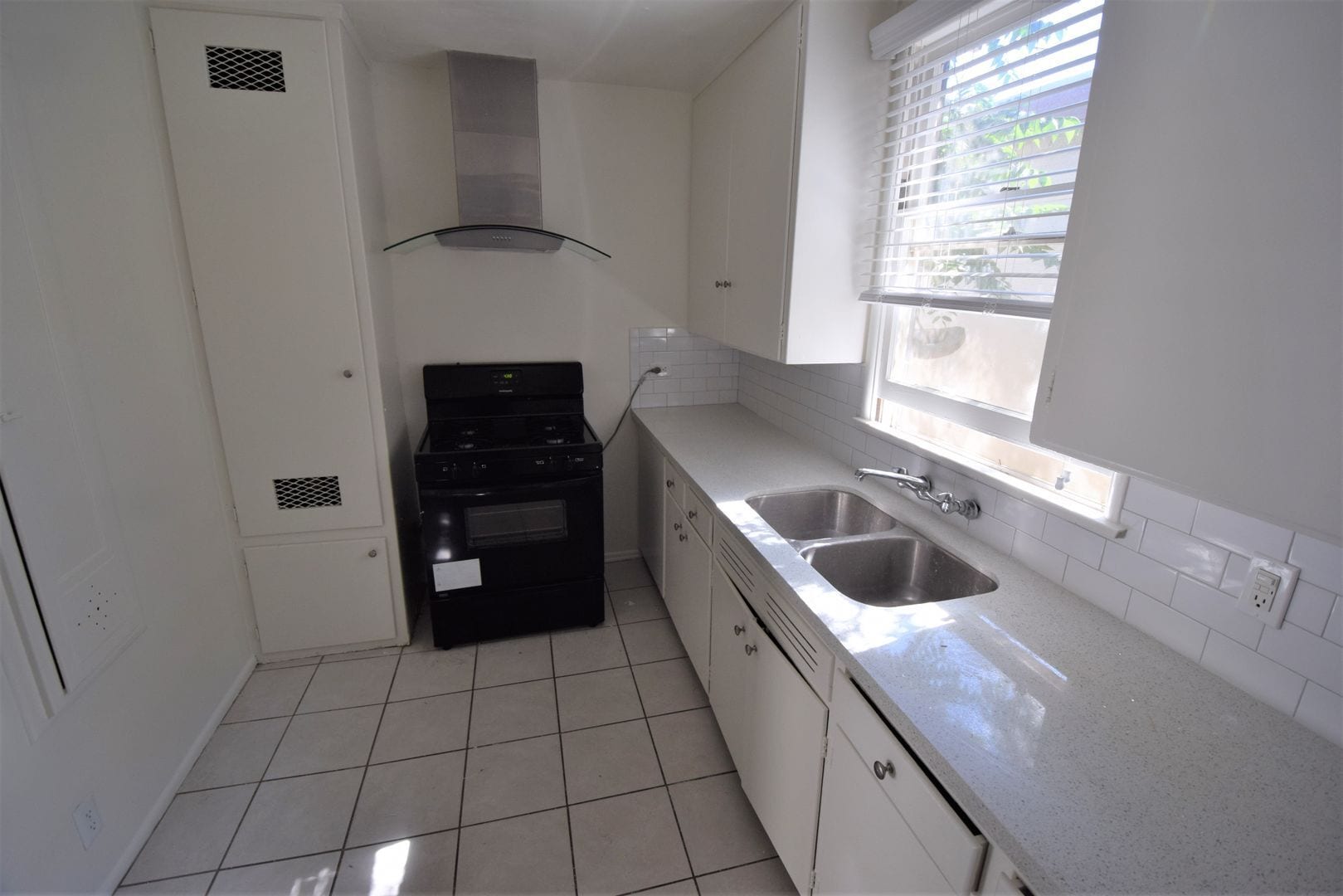 Building Photo - 14830 Dickens St