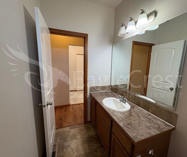 Building Photo - Three Bedroom, Two Bathroom House in Chape...