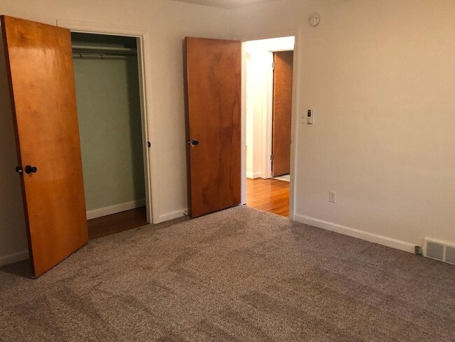 Building Photo - 1202 W Willow Ln