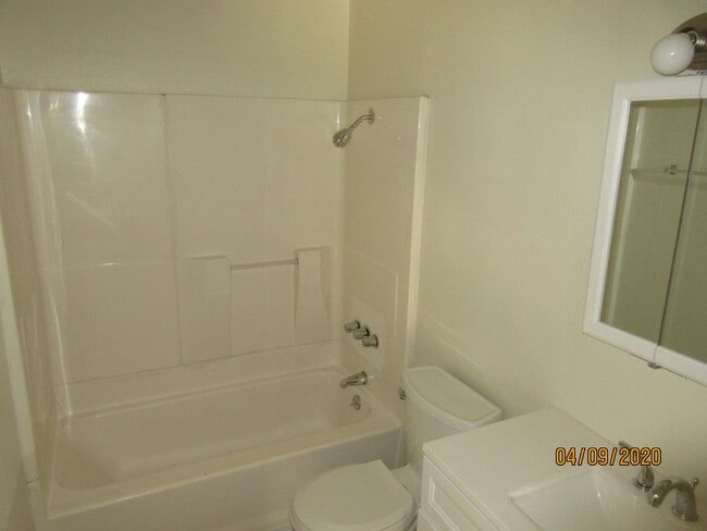 Building Photo - (905) Draper Apartments - 3 Bed / 1.5 Bath...