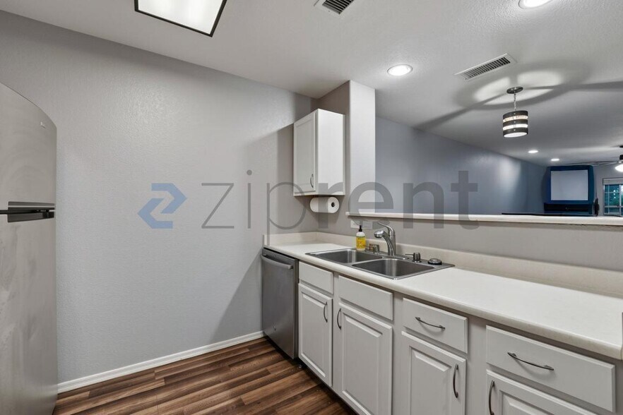 Building Photo - Unit 215