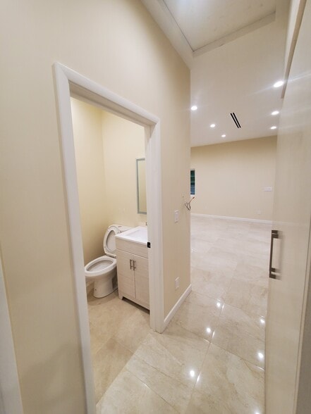 Building Photo - 3944 Vista Ct