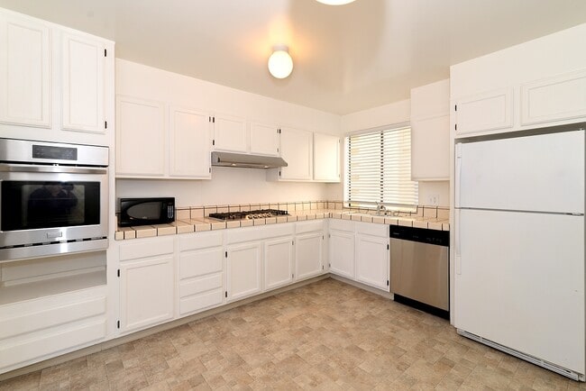 Building Photo - 333 18th Ave