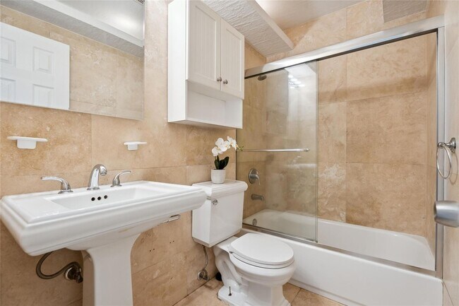 Building Photo - 1848 NE 46th St