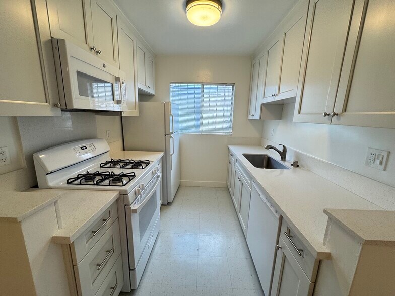 Building Photo - 11662 Sunset Blvd