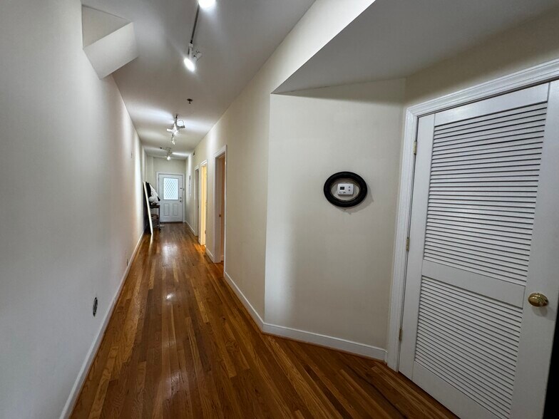 Building Photo - 215 N 19th St