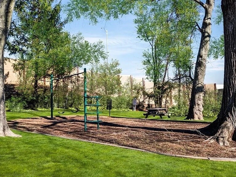 Building Photo - 429 Drummers Ln