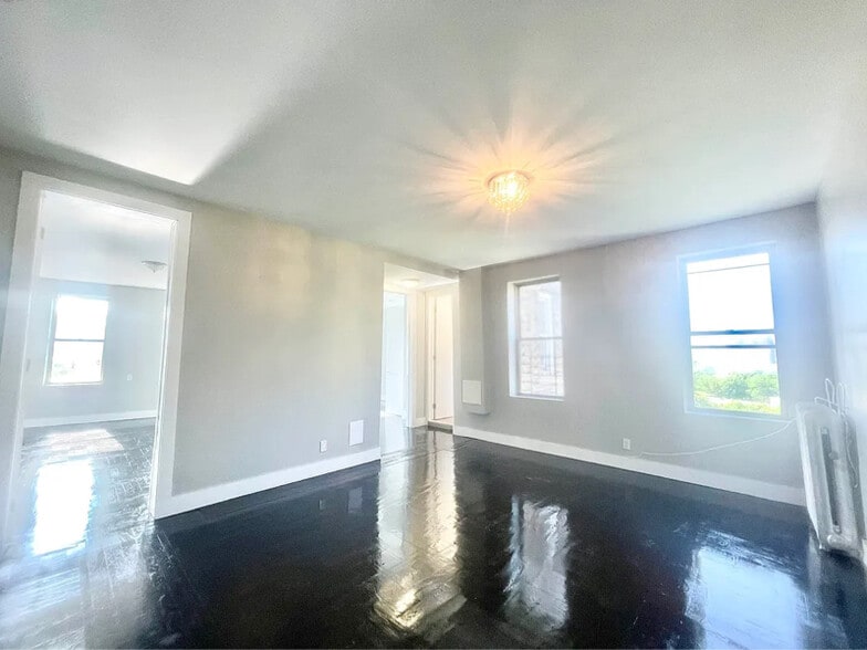 Building Photo - 901 Woodycrest Ave