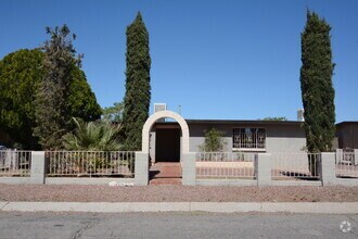 Building Photo - Charming 4 Bedroom 2 Bedroom! Great South ...