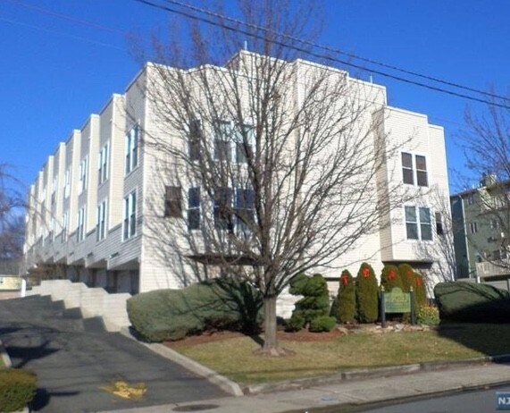 Building Photo - 925 Main St