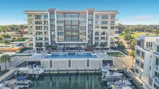 Building Photo - 900 N Osceola Ave