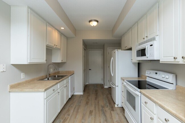 Building Photo - CHARMING TOWNHOME!! 2 Bedroom, 3 Bathroom Townhome in Ankeny!