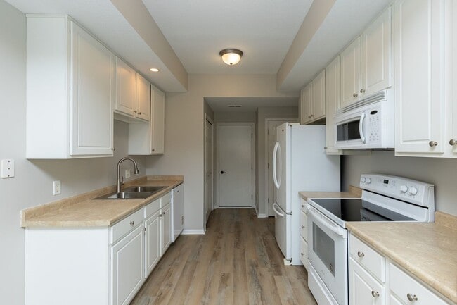 Building Photo - RENT SPECIAL!! 2 Bedroom, 3 Bathroom Townhome in Ankeny!