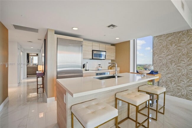 Building Photo - 16385 Biscayne Blvd