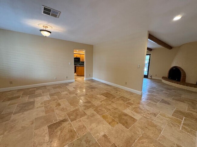 Building Photo - Modern Living Meets Outdoor Luxury in North Phoenix